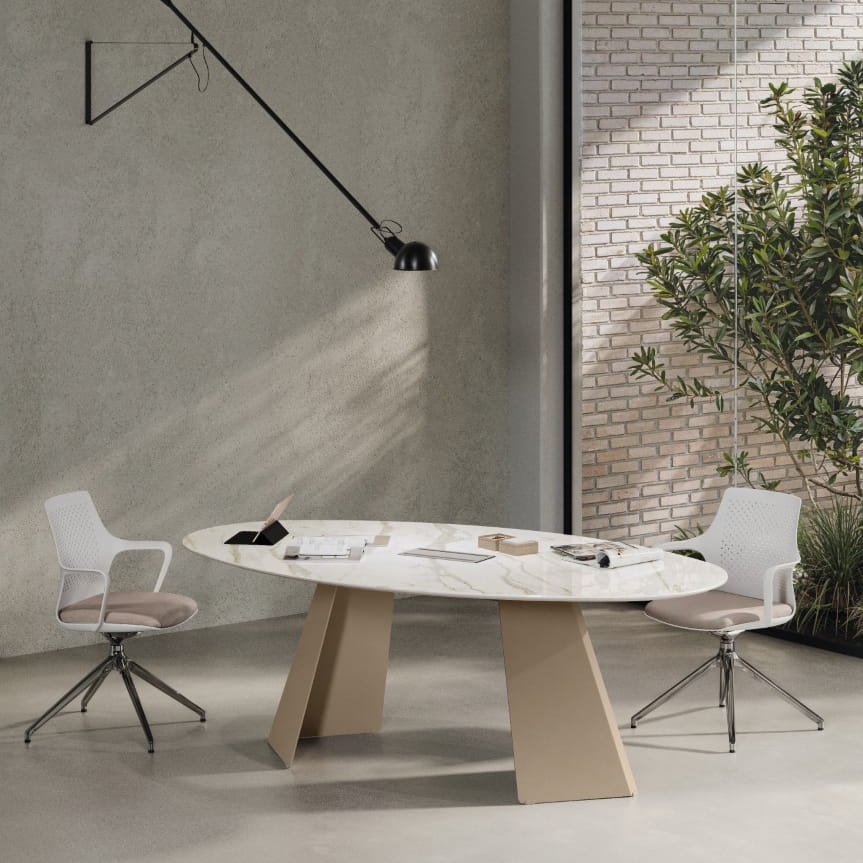 Owalny stół konferencyjny Monolith z jasnym blatem ceramicznym i nogami V — zdjęcie produktu 1154