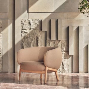 Fotel Lounge Grand Grace na podstawie drewnianej