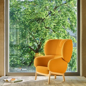 Fotel Lounge Grand Grace z zagłówkiem na podstawie drewnianej